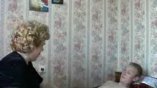 Мужичек кончил в старуху