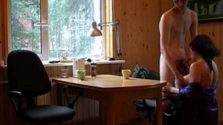 Сын трахает маму в ванной и на кухне