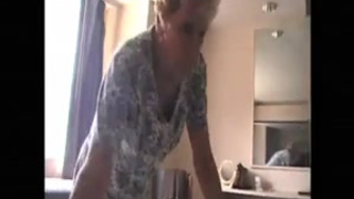 Старая бабушка сосет большой хуй внука