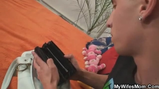 Белобрысая мамка наказала сына за кражу денег диким сексом